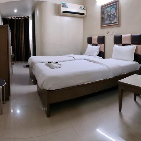 Hotel Zenith สุรัต ภายนอก รูปภาพ