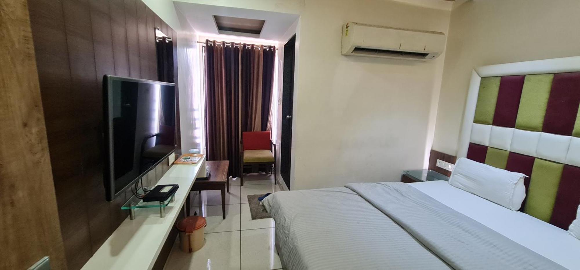 Hotel Zenith สุรัต ภายนอก รูปภาพ
