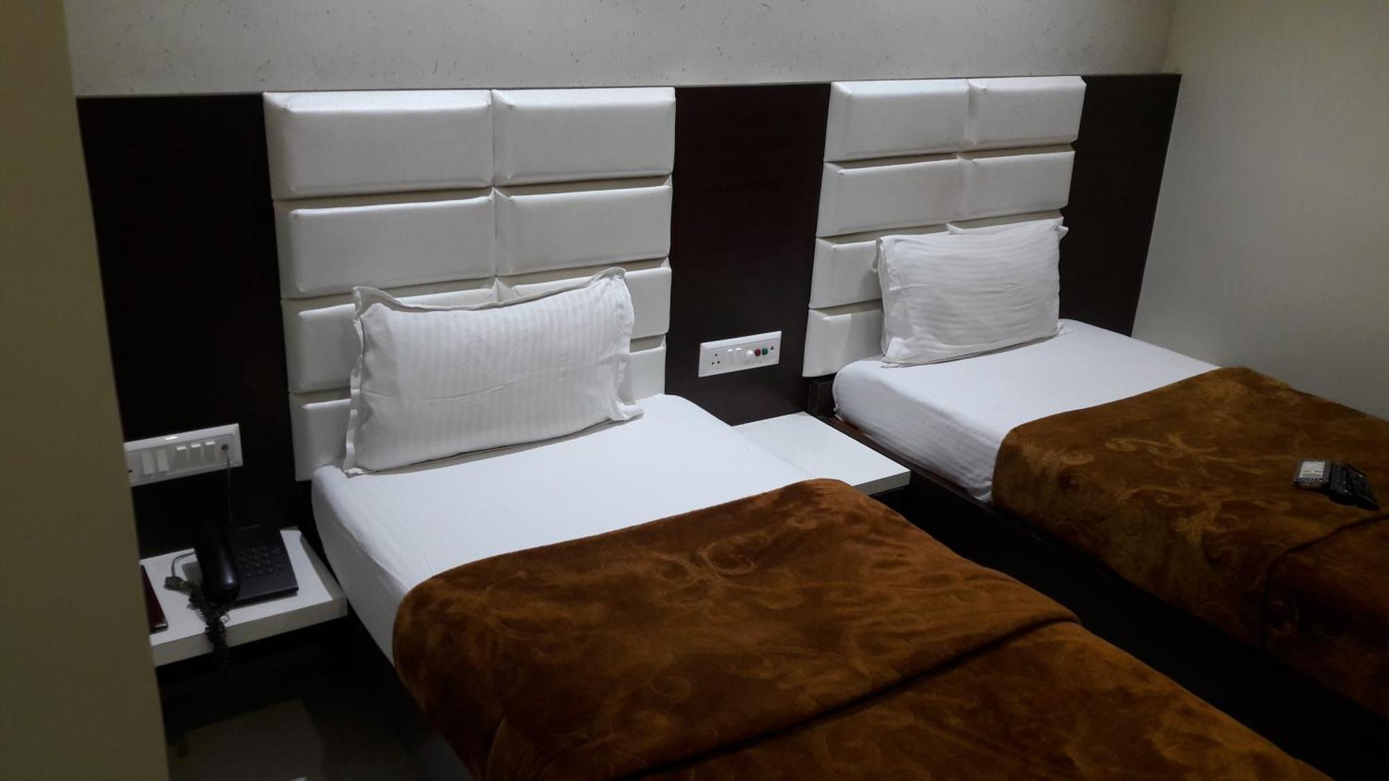 Hotel Zenith สุรัต ภายนอก รูปภาพ