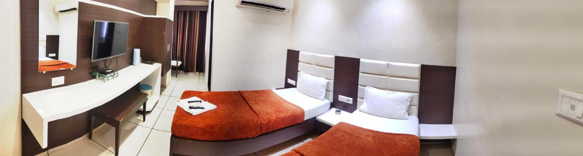 Hotel Zenith สุรัต ภายนอก รูปภาพ