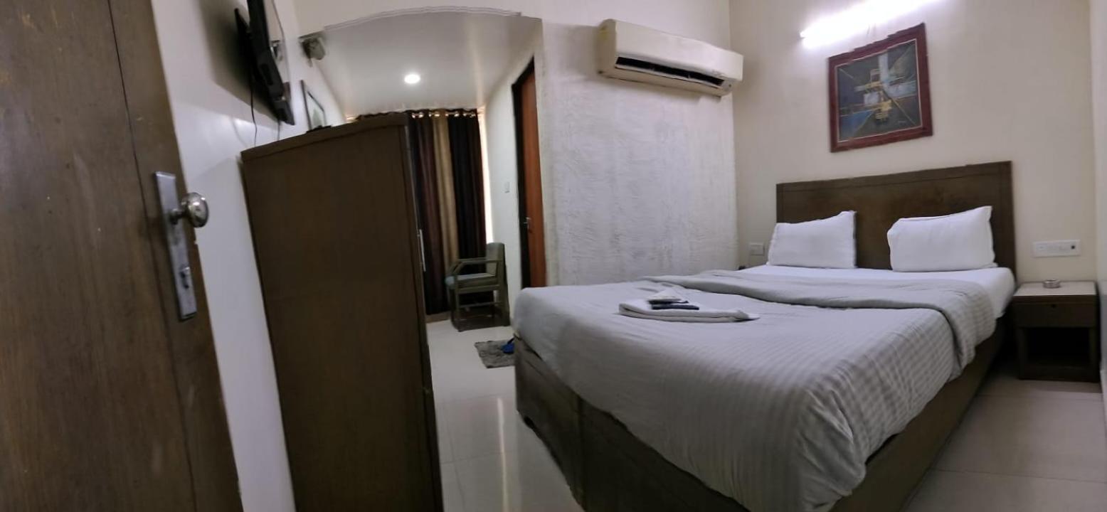 Hotel Zenith สุรัต ภายนอก รูปภาพ