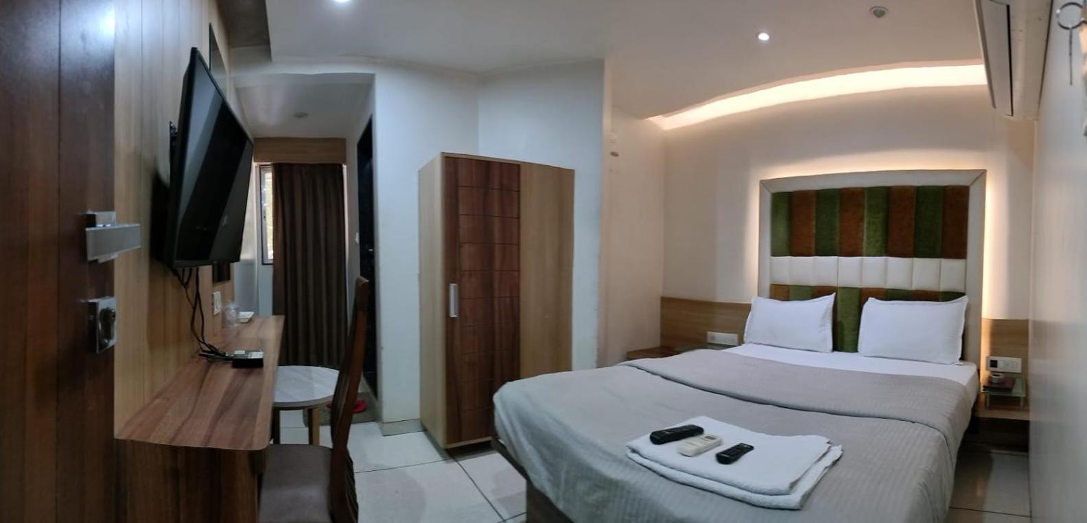 Hotel Zenith สุรัต ภายนอก รูปภาพ