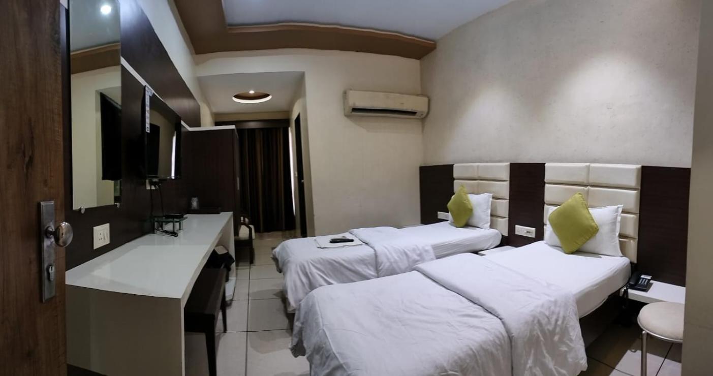 Hotel Zenith สุรัต ภายนอก รูปภาพ