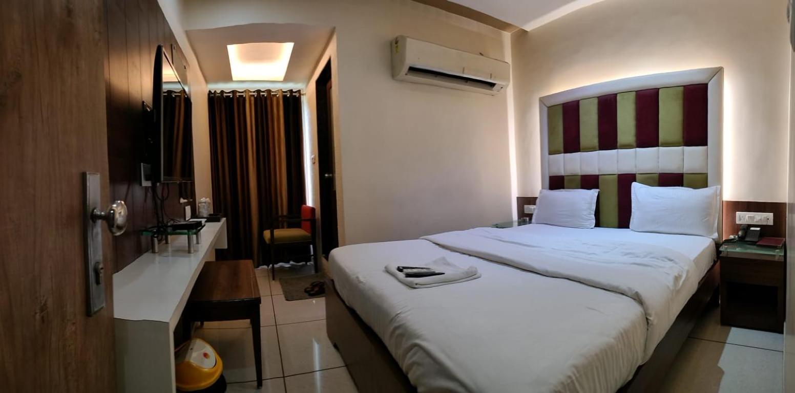 Hotel Zenith สุรัต ภายนอก รูปภาพ