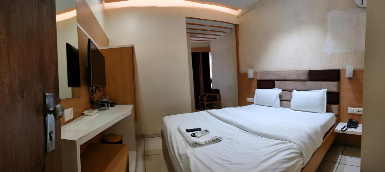 Hotel Zenith สุรัต ภายนอก รูปภาพ