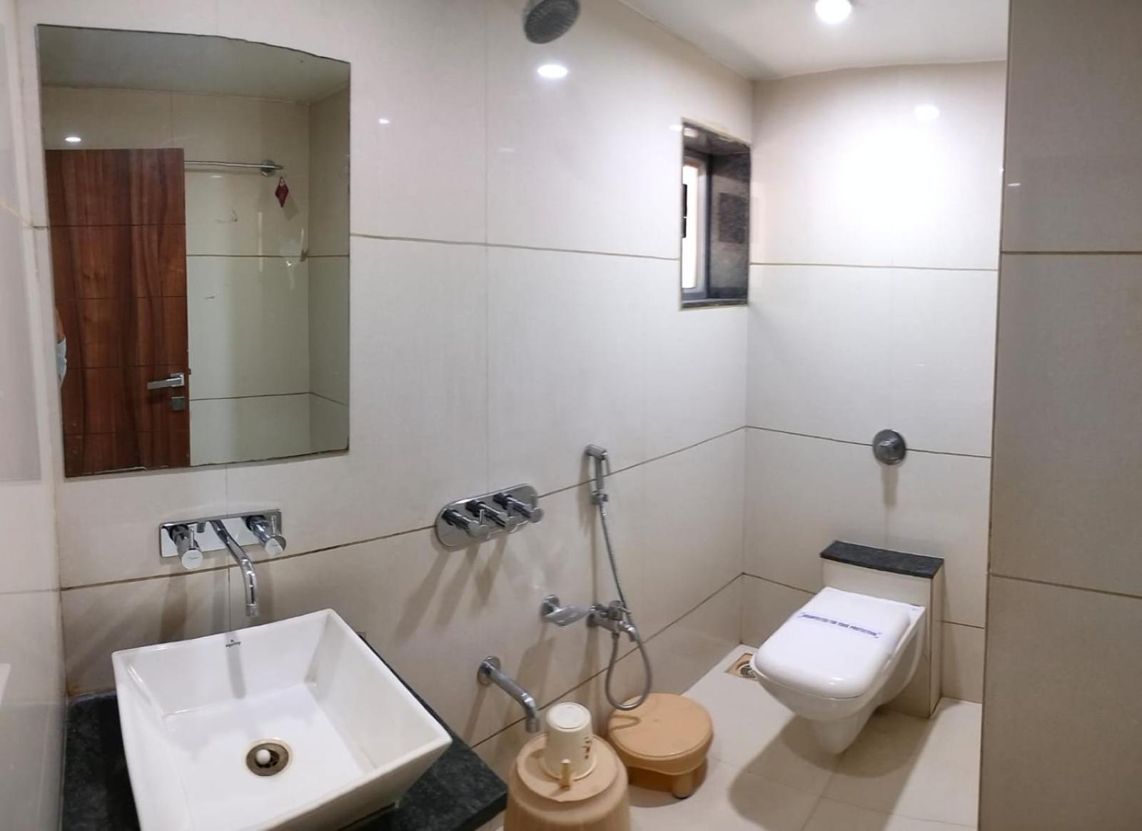 Hotel Zenith สุรัต ภายนอก รูปภาพ