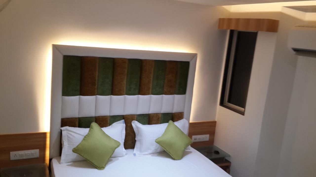 Hotel Zenith สุรัต ภายนอก รูปภาพ