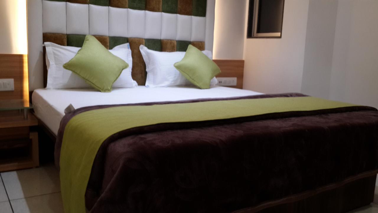Hotel Zenith สุรัต ภายนอก รูปภาพ