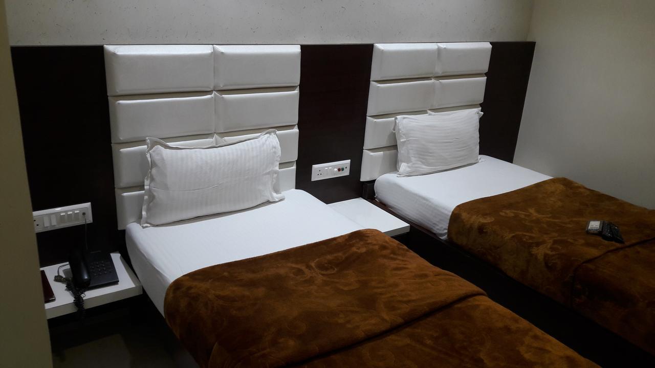 Hotel Zenith สุรัต ภายนอก รูปภาพ