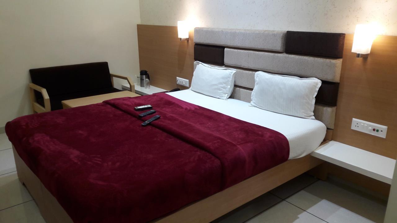 Hotel Zenith สุรัต ภายนอก รูปภาพ