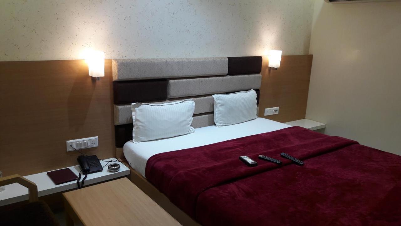 Hotel Zenith สุรัต ภายนอก รูปภาพ