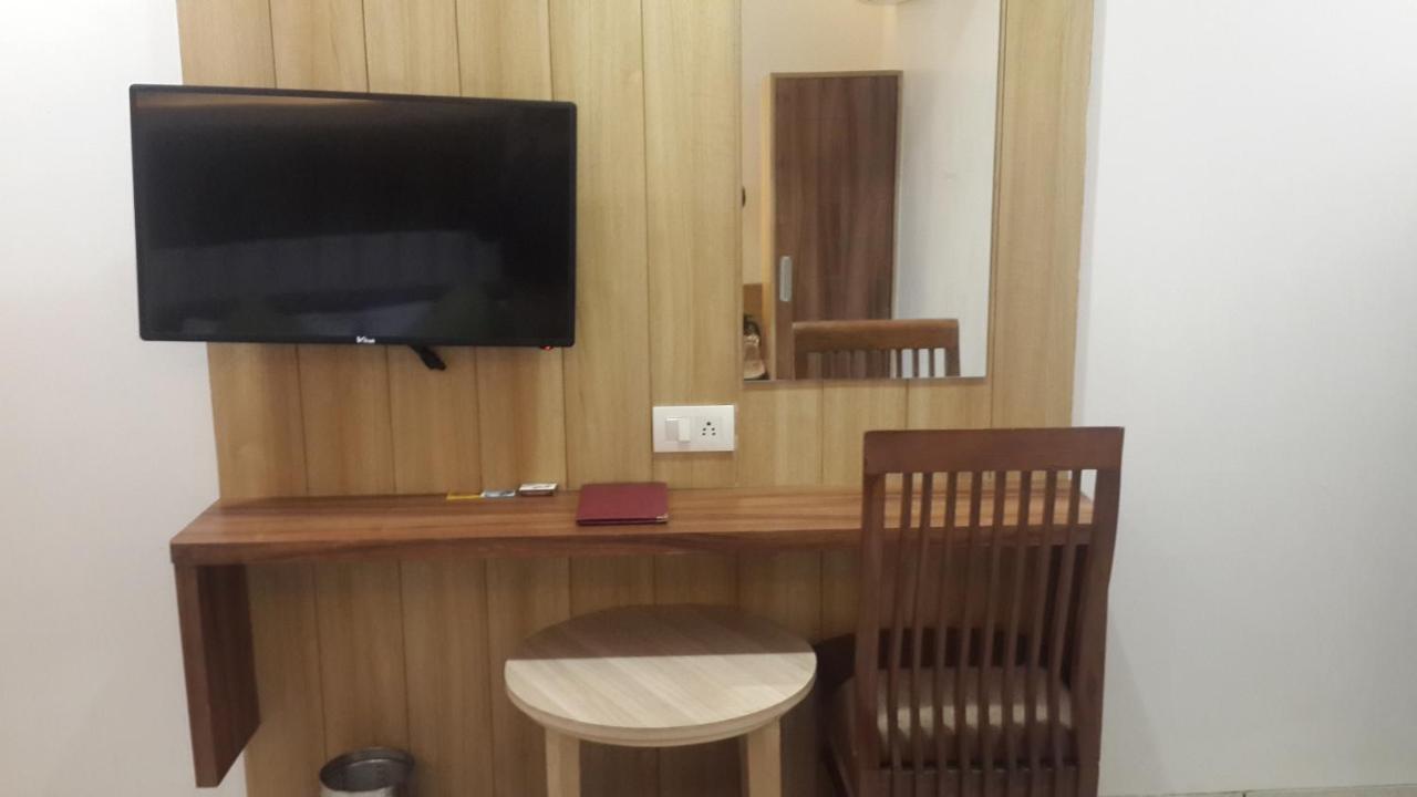 Hotel Zenith สุรัต ภายนอก รูปภาพ